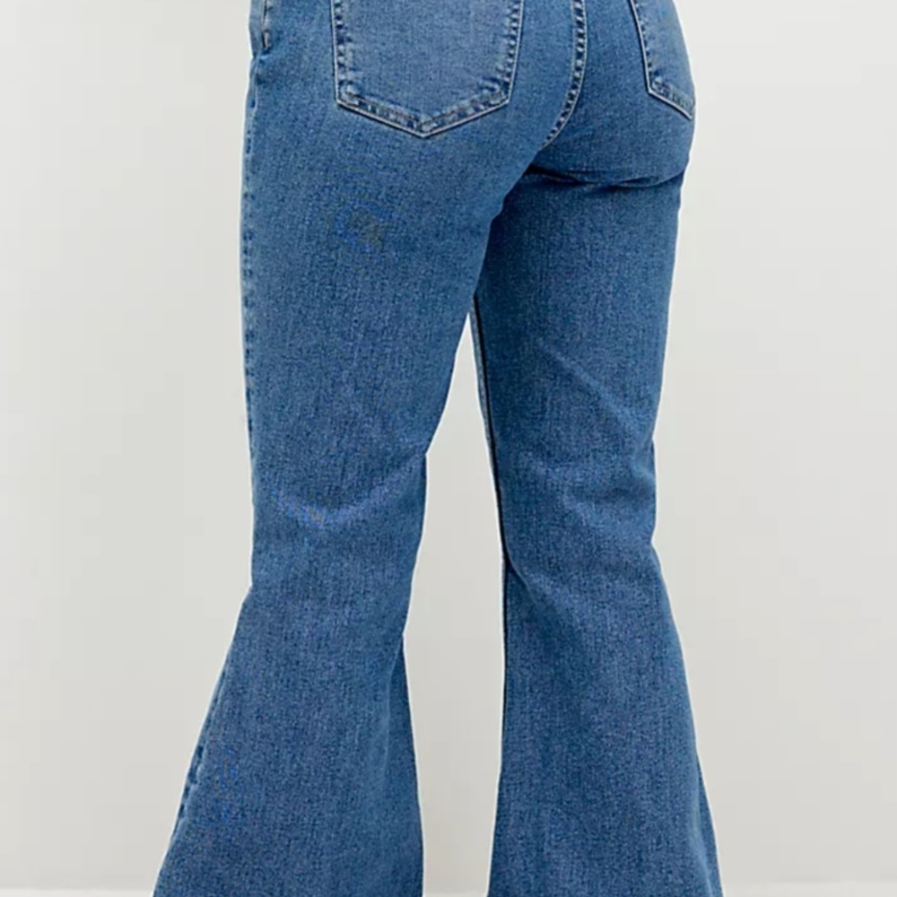 Curvy Vintage High Rise Flare Jeans- We The Free- NWT - Picture 2 of 7